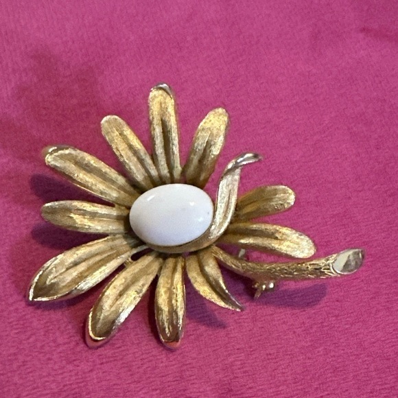 VTG Crown Robert Mandle Brooch Pin Flower Faux Pearl Brushed Gold Tone 0655 P - Picture 2 of 11